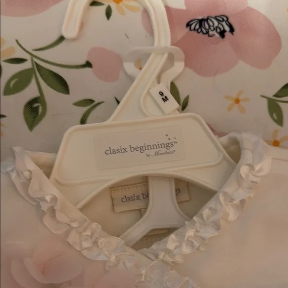 Baby Girl Cream Outfit with Floral Details - Picture 3 of 3